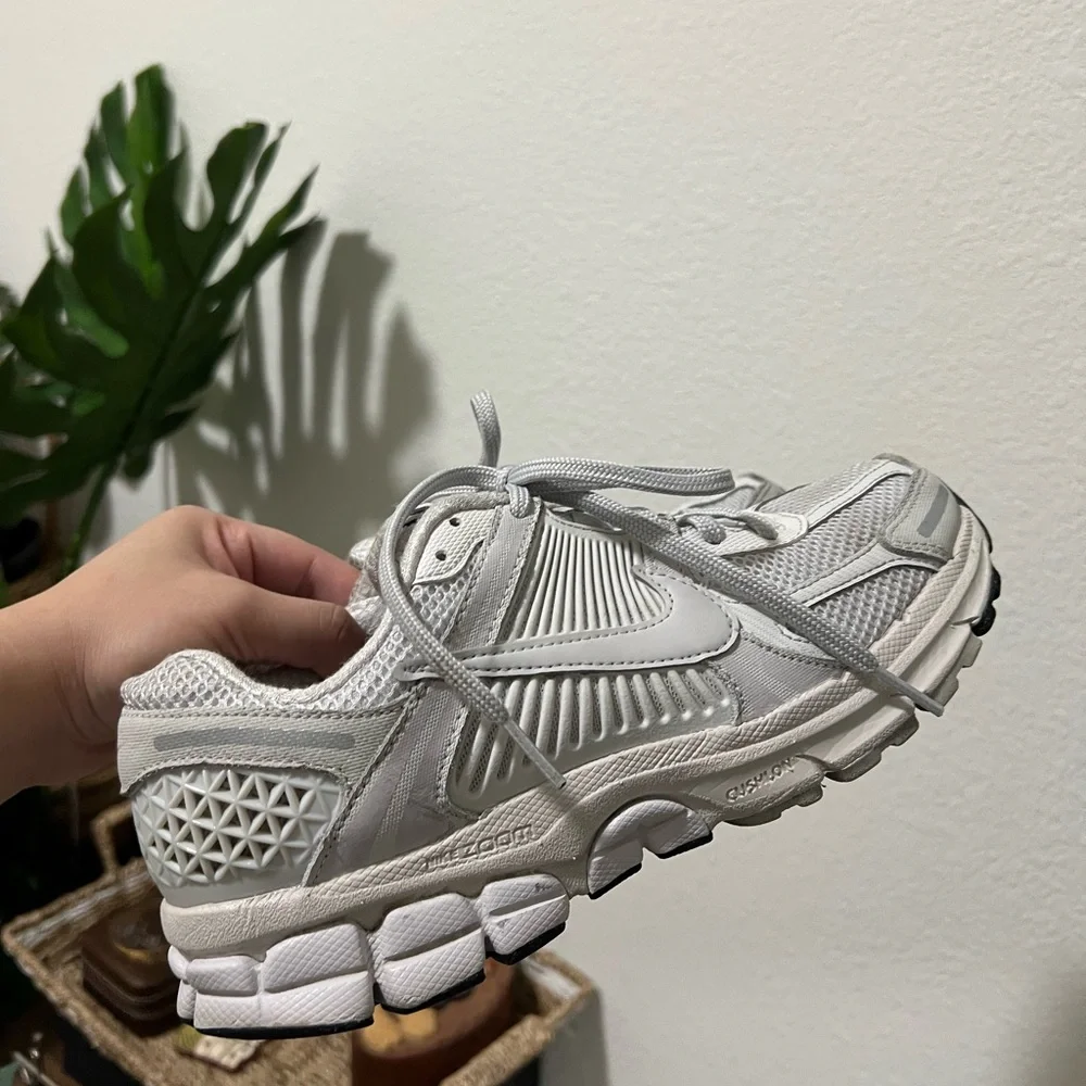 NIKE Zoom Vomero 5 Sneakers - Picture 3 of 12